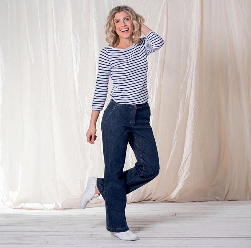 Frau mit Bloomers Hose und Shirt