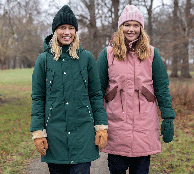 Zwei Frauen mit Kleidung von Danefae
