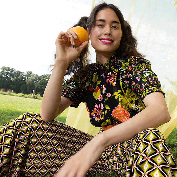 Model mit Kleidung von Blutsgeschwister
