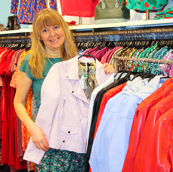 Frau mit Lederjacke im Laden von Miranda merra