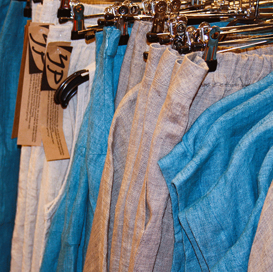 Leinenkleidung im Laden von Miranda merra