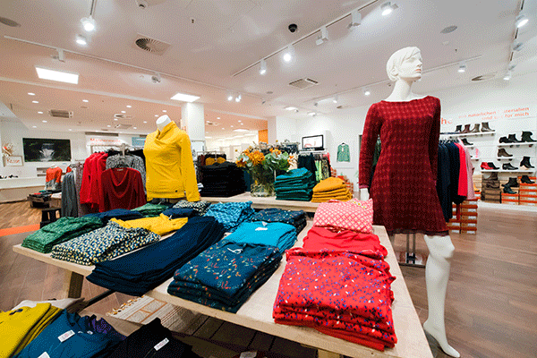 Damenmode im Laden von Miranda merra