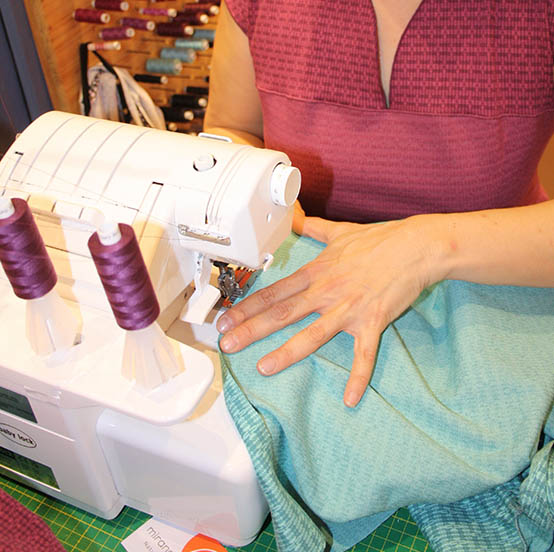 Nähmaschine, Stoff und Hand im Laden von Miranda merra